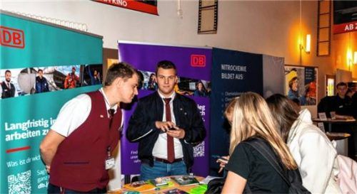 Julian Schmidhuber (Mitte), der eine Ausbildung zum Zugbegleiter absolviert, konnte den Schülerinnen aus eigener Erfahrung erzählen, wie seine Ausbildung abläuft. Foto  Rudolf Mayer