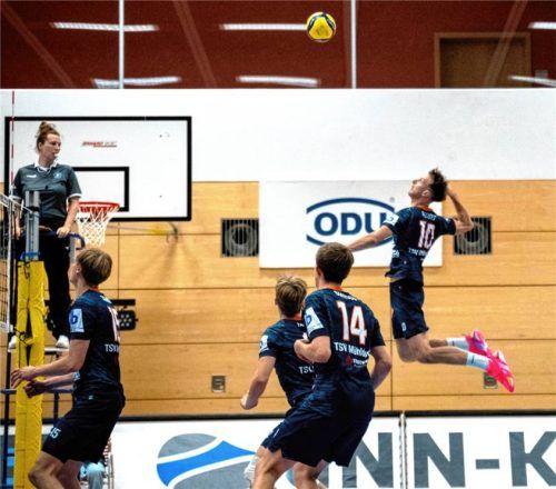 Kacper Kałucki (rechts) soll über die Diagonalposition mehr Angriffslast im Mühldorfer Spiel tragen. Foto Mathias Hergenhan