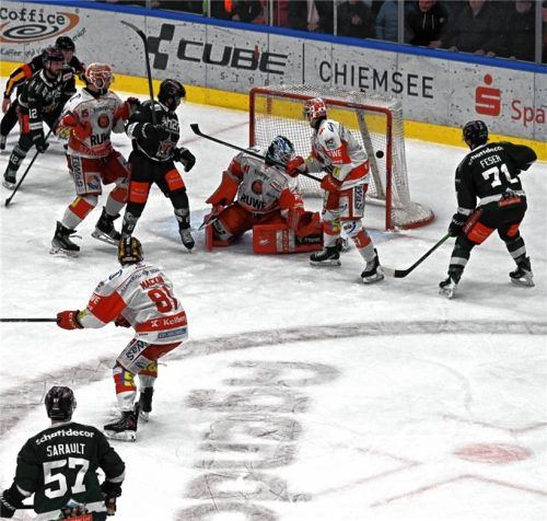 Kein Tor: Der Puck fliegt hier am Crimmitschauer Gehäuse vorbei. Die Starbulls erzielten in den letzten zwei Spielen nur zwei Treffer. Foto Ruprecht