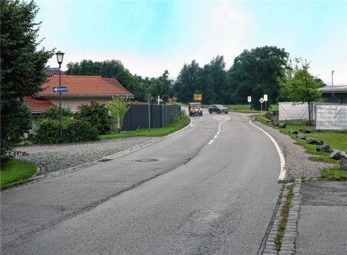 Keine Querungshilfe kommt hierher, so das Bauamt. Viele Räte sehen aber gerade diese Stelle, vor allem durch den schwarzen Zaun (linke Seite) und die Kurve, als sehr unübersichtlich und gefährlich an.Foto Stache
