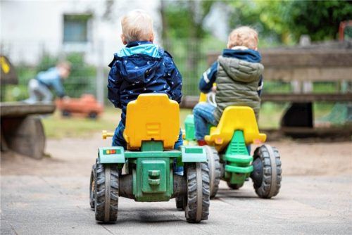 Kinder kosten Geld: Der Gemeinderat Bernau hat nun beschlossen, die Defizite des Kinderhauses St. Bartholomäus und des Kindergartens St. Laurentius für das Jahr 2023 zu übernehmen. Foto Symbolfoto dpa