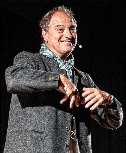 Kirche muss und kann fröhlich sein“ – das ist das Credo von Pfarrer Rainer Maria Schießler und sein Vortrag vor 700 begeisterten Zuschauern im Rohrdorfer Turner Hölzl bewies es. Foto Johannes Thomae