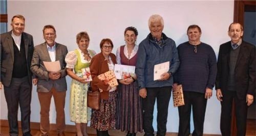 Kleine Feierlichkeit: Pfarrer Dr. Florian Schomers (links) ehrte die Wortgottesdienstleiter Richard und Martha Gruber, Kathrin Schauer, Tanja Christlhuber, Hermann Hofstetter und Jakob Brandl (von links) mit Diakon i. R. Hans Eder (rechts). Foto Donhauser