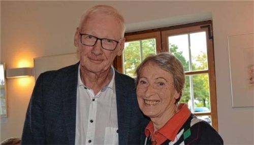 Kleine Feierstunde: Agenda-Arbeitskreissprecherin Jugend, Familie und Senioren, Rita Laxganger, übergibt ihre Aufgabe offiziell an Klaus Donath.Foto eder