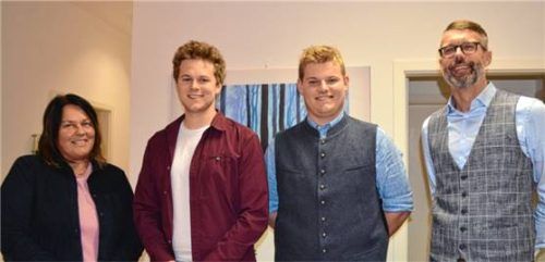 Kleine Feierstunde im Rathaus: (von links) Marina Pfaffinger, zuständig für Schulen im Rathaus, gratulierte Johannes Hainz zur erfolgreichen Meisterprüfung und Nikolaus Stephan zur Mechatroniker-Ausbildung. Bürgermeister Stefan Kattari ist stolz auf die beiden ehemaligen Grassauer Mittelschulabsolventen. Foto  Eder