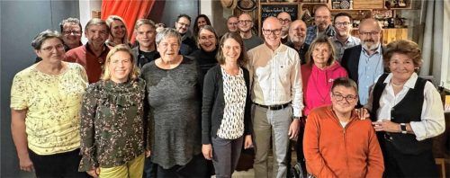 Kolbermoors amtierender Bürgermeister Peter Kloo (mittlere Reihe, rechts) mit den SPD-Vertretern, die bei der Kommunalwahl 2026 für den Stadtrat kandidieren. Foto re