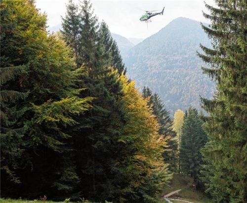 Kommt eine Bank geflogen: Ein Hubschrauber bringt die schweren Sitzgelegenheiten an die passenden Stellen.
