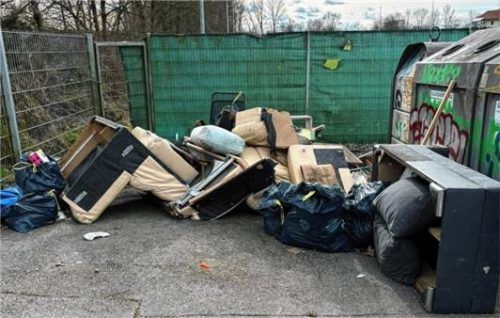 Komplette Wohnzimmergarnituren werden auf Wertstoffinseln im Landkreis auf diese Art und Weise illegal entsorgt. Foto  Landratsamt Mühldorf