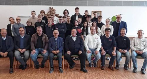 Kreishandwerksmeister Rainer Dachsberger (Zweiter von links) begrüßte die polnischen Gäste zusammen mit (von links) Josef Rottenaicher, Dieter Grün (Edeka Lechertshuber & Wimmer), stellvertretendem Landrat Hubert Gschwendtner, Walter Göbl (stellvertretender Landesvorsitzender der Europa-Union Bayern), Julian Müller (Gruber Landtechnik), Siegfried Höpfinger (Gruber Landtechnik), Max Kamhuber (EFKA-Tec, Kamhuber) und Franz Grübl (Holzbau, Winhöring) sowie (von links, stehend) die polnischen Betreuer der jungen Handwerker Monika Jwiderek, Jakub Dymczak und Monika Baranowska und Andreas Bieles (Übersetzer mit „polnischen Wurzeln“).Foto maier
