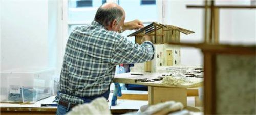 Krippenbau – mehr als nur ein Hobby.Foto Bezirk Oberbayern