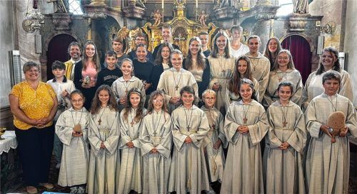 Künftig sind zehn neue Gesichter bei den Pittenharter Ministranten zu sehen und leider muss sich die Pfarrei von zwölf bisherigen Ministranten verabschieden.Fotos Pfarrei