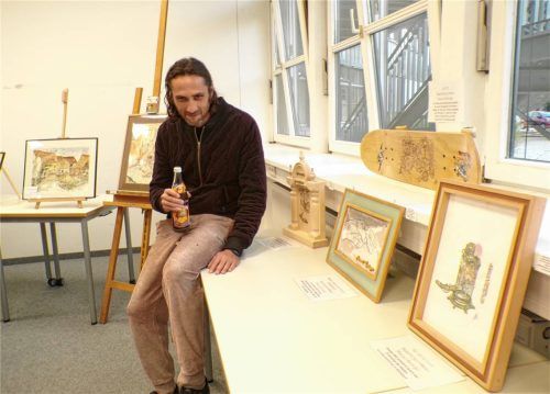 Künstler Manuel präsentiert seine Werke. Foto rath