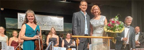 Kurdirektor Peter Helfmeyer (Mitte) gratulierte Dirigentin Regina Huber und den Musikerinnen und Musikern vom Ballorchester Stephanskirchen zu dem erfolgreichen Konzert.Foto Ammelburger