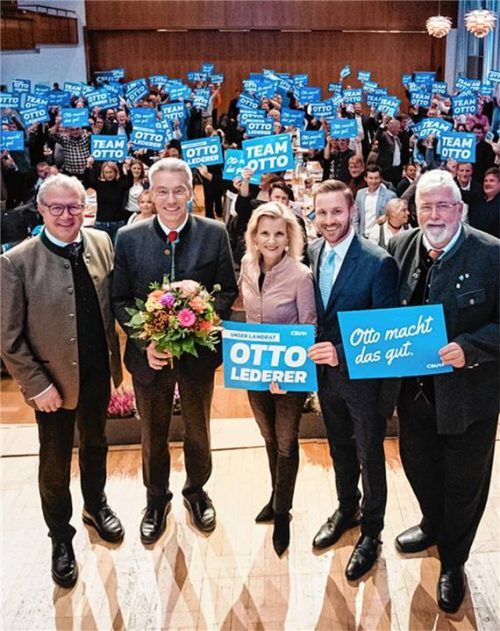 Landrat Otto Lederer (Zweiter von links) bekam nach dem Votum der Delegierten von (von rechts) Sebastian Friesinger, Daniela Ludwig und Klaus Stöttner Blumen, Glückwünsche und viel Lob.Foto  CSU Rosenheim