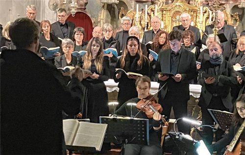 Leisten Großartiges bei der Aufführung der Johannes-Passion von Johann Sebastian Bach in Pittenhart unter der Leitung von Michael Anderl: der Chor „Sänger ohne Grenzen“ und die „Capella Regalis“ sowie die Solisten Eva-Maria Amann (erste Reihe, Zweite von links), Vanessa Fasoli, Manuel Warwitz, Bongo Karadjov und Martin Hörberg.Foto Janoschka