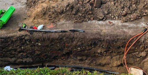 Leitung ausgetauscht: Ein Teil des Mittelspannungskabels wurde neu im Kabelgraben auf der Fraueninsel verlegt. Oben liegt das vom Kurzschluss beschädigte Teilstück. Foto Bayernwerke