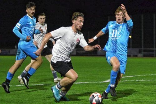 Leon Tutic (links) und der TSV 1860 Rosenheim wollen nach zuletzt drei sieglosen Spielen im Heimspiel wieder einen Dreier holen.Foto Wolfgang Fehrmann