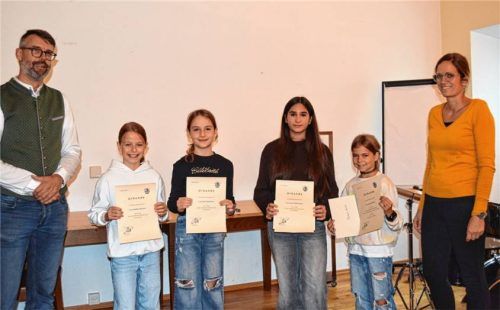 „Little Funky’s“ glänzen: (von links) Bürgermeister Stefan Kattari ehrte die erfolgreichen Hip-Hop-Tänzerinnen Isabella Behrend, Anna Bachmeier, Alina Rieperdinger und Hannah Müller mit Sportreferentin Marina Gasteiger.Fotos Eder