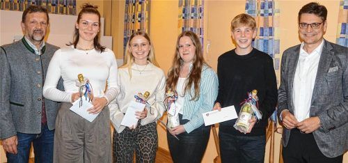 Lob für herausragende Leistungen: Bürgermeister Werner Biedermann (links) und Landrat Maximilian Heimerl (rechts) gratulieren den erfolgreichen Absolventen (von links) Simone Zettl, Lea Berndl, Carina Huber und Elias Frösel. Foto  Becker