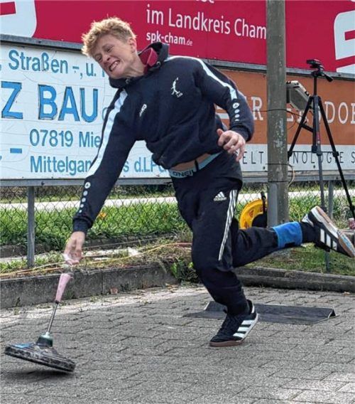 Luis Hartmann vom TSV Buchbach gewann die Klasse U16 mit 103,56 Metern.Foto Kamhuber