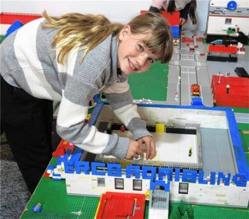 Luise ist Eiskunstläuferin beim ERC Bad Aibling und baute das Eisstadion nach, in dem sie trainiert. Foto Baumann
