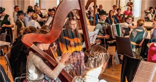 Mädchen und Buben beim Musizieren. Foto kjr