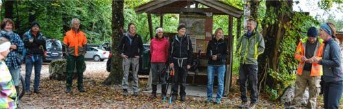 Männer und Frauen der guten Tat: Bürgermeisterin Martina Gaukler teilte die Helfer in verschiedene Gruppen ein. Foto  Eder