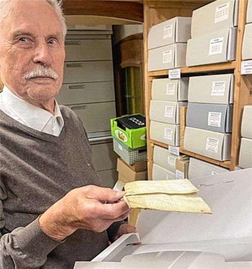 Manfred Schaulies hat das Archiv im Heimatmuseum neu strukturiert. Auf unserem Bild zeigt er ein Gerichtsdokument, das aus dem 15. Jahrhundert stammt. Foto kotter