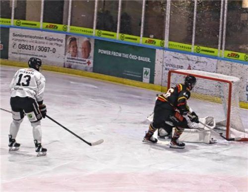 Marcel Schulz überwand Trostbergs Goalie Filip Tucek zum 2:3-Anschlusstreffer für die Aibdogs.Foto Stefan Hadersbeck
