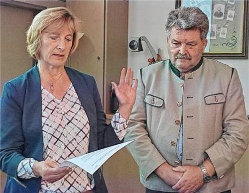 Marianne Erb wurde von Pittenharts Bürgermeister Sepp Reithmeier vereidigt.Foto Künzner-Hingerl