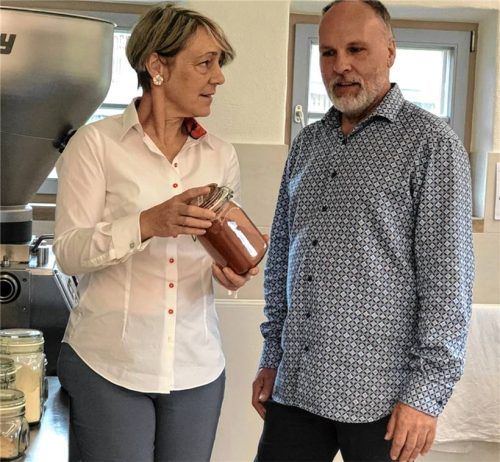 Marie-Theres Schurrer und Dr. Gunther Pratz stellen in Amerang vegane Würste her. Tritt der neue EU-Vorstoß zur „Veggie-Wurst“ in Kraft, müssten die beiden um die Existenz ihres Betriebes fürchten. Foto Duczek/re/IMAGO / NurPhoto