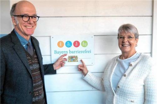 Markus Gruber und Brigitte Schulan mit der Auszeichnung. Foto weithofer