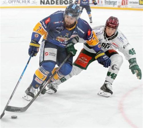 Maximilian Adam (rechts, gegen Kyle Havlena) erzielte zwei Treffer für die Starbulls.Foto Thomas Heide