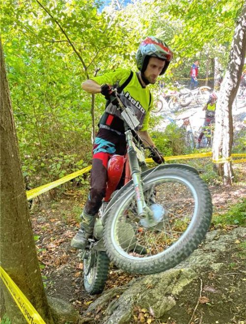 MCR-Fahrer Marinus Süß voll konzentriert im felsigen Waldgelände. Foto re