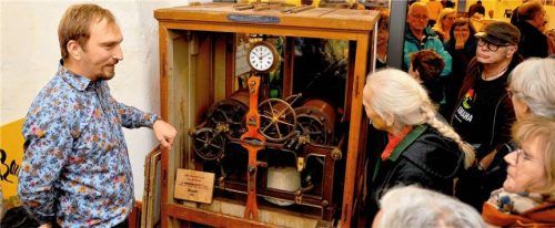 Michael Münch vor seiner Uhr von Mittbach aus dem Jahr 1897. Foto bauer