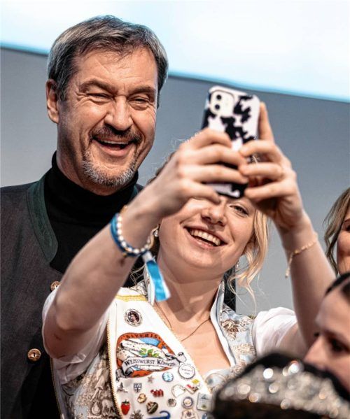 Ministerpräsident Markus Söder ist kein Fan von Handys – an Schulen. Foto dpa