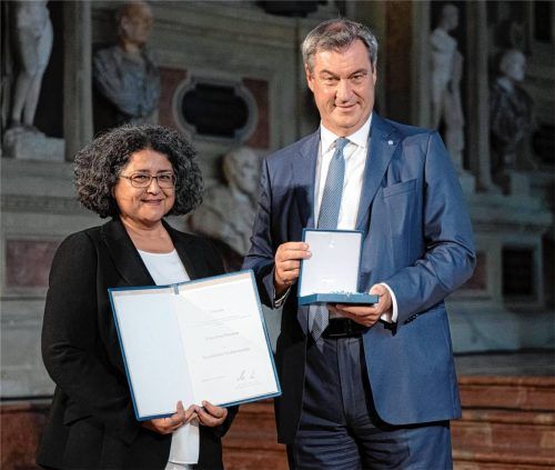 Ministerpräsident Markus Söder überreicht Irene Durukan den Bayerischen Verdienstorden. Foto Lukas Barth-Tuttas