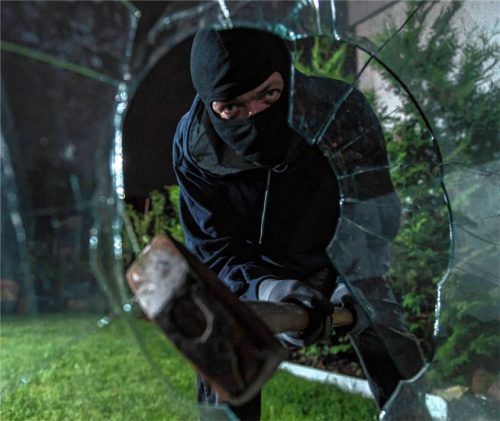 Mit Beginn der dunklen Jahreszeit steigen die Zahlen der Einbrüche. Foto dpa (Symbolbild)