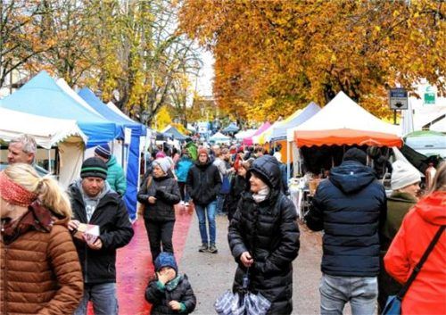 Mit dem besseren Wetter kamen auch die Besucher und sorgten für reges Treiben – wie hier in der Bahnhofstraße. Foto Hobmaier