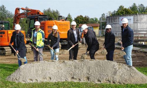 Mit dem Spatenstich fiel der Startschuss für die Erweiterung der Kläranlage, die die beiden Orte Schwindegg und Obertaufkirchen versorgt. Foto  Sutherland
