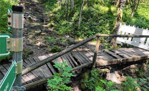 Mit den Wanderwegen beschäftigte sich der Bernauer Gemeinderat. Die Holzbrücke unterhalb der Salinentreppe Richtung Reit/Seiseralm/Seiserhof, mittlerweile durch Barke und Schilder gesperrt, wird rückgebaut.Foto  Kirchner