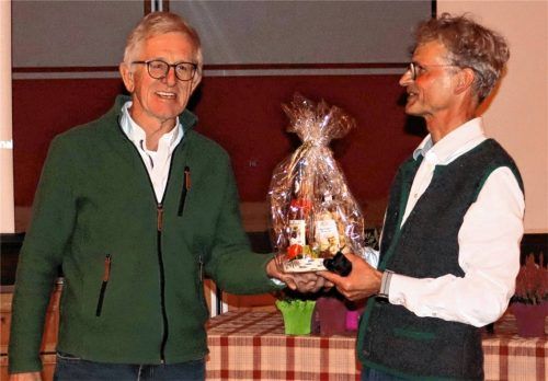Mit der Natur leben und auf gewisse Zeichen achten: Vorsitzender Sepp Millauer (links) bedankte sich bei ReferentMichael Luckas mit einem kleinen Geschenk. Foto Peter Strim