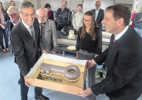 Mit der Schlüsselübergabe wurde das Haus der Kinder Lohkirchen eröffnet: (von links) Bürgermeister Siegfried Schick, Architekt Gerhard Bichler, Altbürgermeister Konrad Sedlmeier, Kindergartenleiterin Silvia Hofmeister und Zweiter Bürgermeister Martin Gruber.Foto  stettner