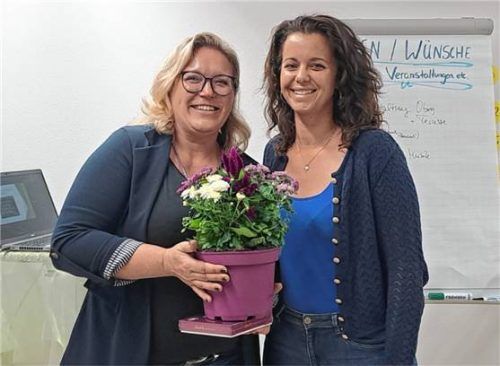 Mit einem kleinen Präsent bedankt sich Caro Beutlrock (rechts) bei Susanne Butkewitz (links) für den sehr informativen Einblick in die Arbeit und Aufgaben des Quartiersmanagement der VG Obing. Foto künzner-hingerl