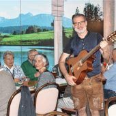 Mit Gitarre, Witz, Herz und ganz viel Schwung in den Bairisch-Kurs