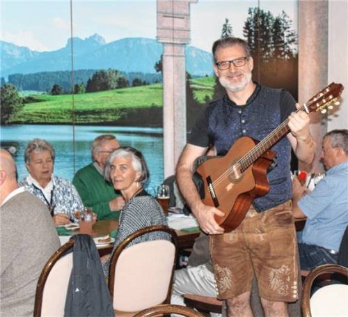 Mit einem Lächeln, der Gitarre in der Hand und viel bayerischem Charme sorgte Kabarettist Thomas Mayer, bekannt als Vogelmayer, beim VHS-Kurs „Bairische Sprache“ im Gasthof Höhensteiger für Stimmung. Foto Steffenhagen