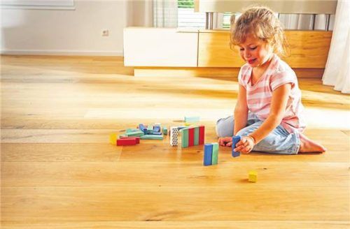 Mit einer hochwertigen Versiegelung bleibt ein Parkettboden lange in Form. Foto djd/Parkettprofi/Pallmann