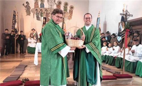 Mit herzlichen Worten und einem großen Geschenkkorb dankte Pfarrer Martin Gehringer (rechts) Diakon Josef Jackl.Foto Ruprecht