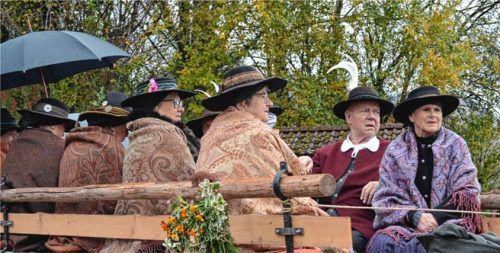 Mit historischen Gewändern auf dem Leutwagen.