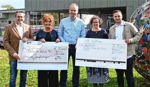 Mit insgesamt 10000 Euro soll an der Philipp Neri Schule einiges passieren. Bei der Übergabe: (von links) Torsten Schüssler, Past-Präsident Lions Club Rosenheim, Petra Schubert, Regionalmanagerin der Caritas, Schulleiter Peter Kracker, Dr. Karolin Kuhn, Geschäftsmodell-Verantwortliche bei der Caritas, und Nicolas Döser, Vertreter der OVB-Stiftung. Foto Baumeister